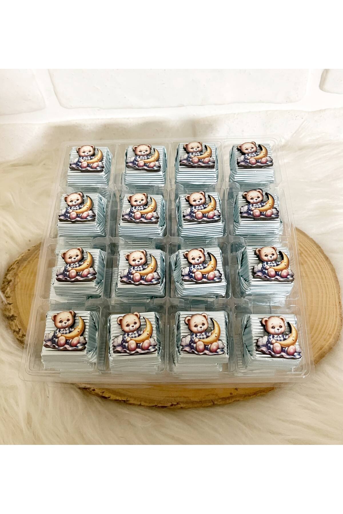 50 Adet (yaklaşık 1 Kg) Ayda Ayıcık Temalı Ahşap Figürlü Erkek Bebek Hoşgeldin-Doğumgünü Hediyelik Kalın Madlen Çikolata - Görsel 3