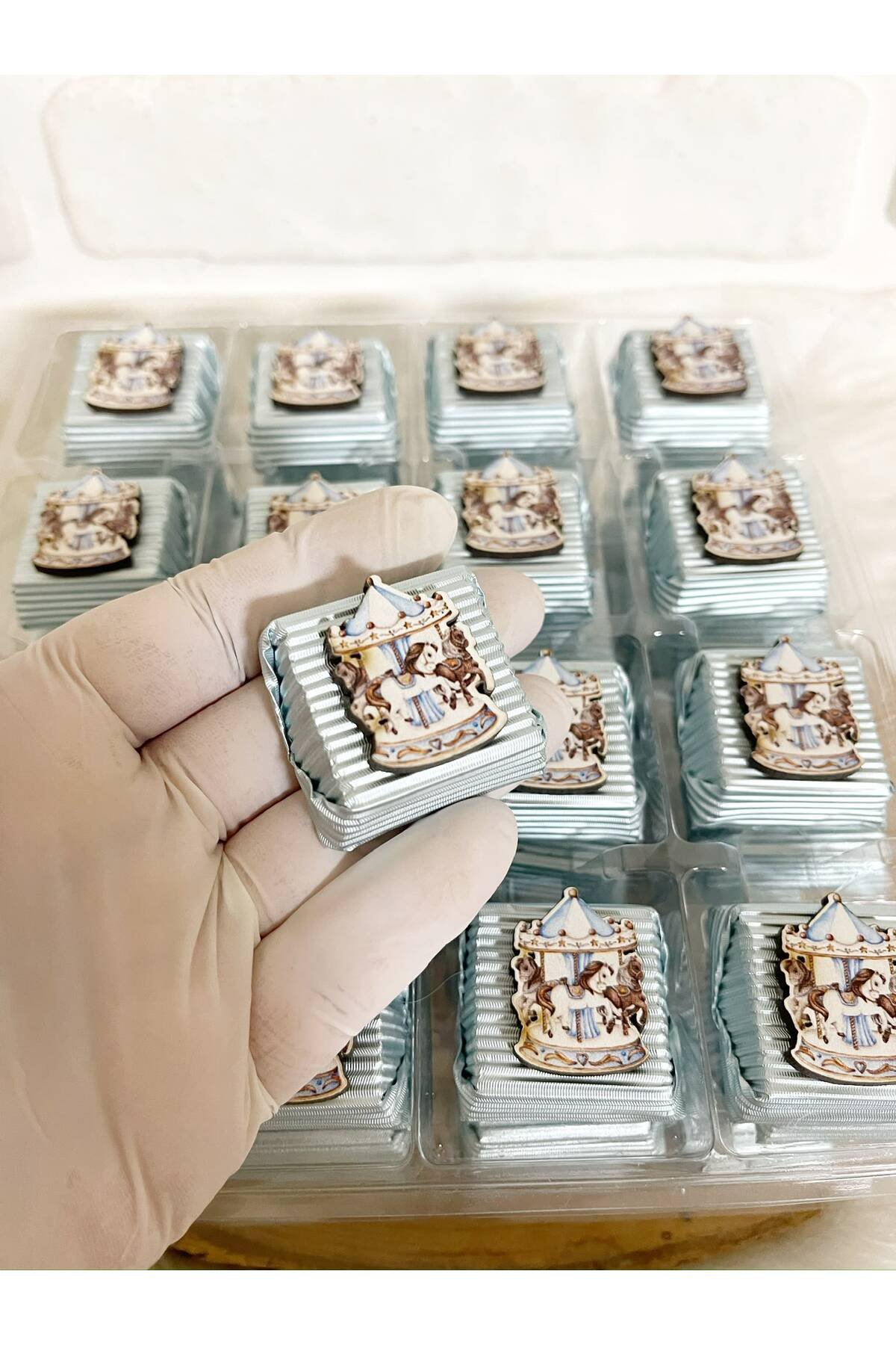 50 Adet (yaklaşık 1 Kg) Mavi Atlı Karınca Temalı Ahşap Figürlü Erkek Bebek Hoşgeldin-Doğumgünü Hediyelik Kalın Madlen Çikolata