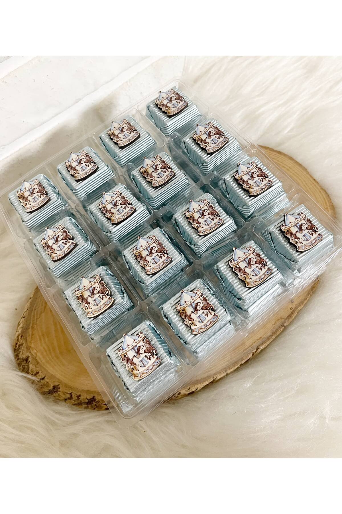 50 Adet (yaklaşık 1 Kg) Mavi Atlı Karınca Temalı Ahşap Figürlü Erkek Bebek Hoşgeldin-Doğumgünü Hediyelik Kalın Madlen Çikolata - Görsel 2