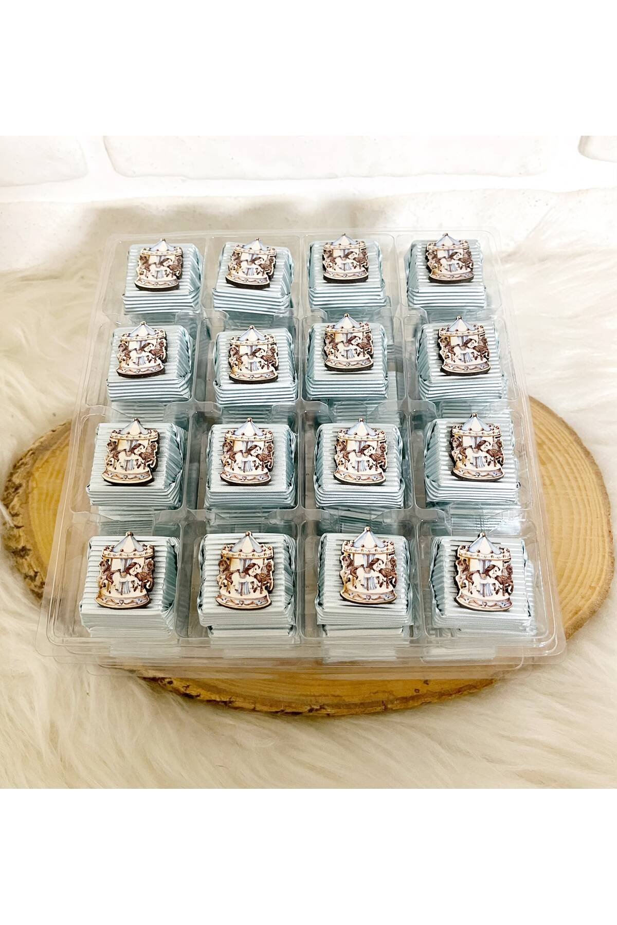 50 Adet (yaklaşık 1 Kg) Mavi Atlı Karınca Temalı Ahşap Figürlü Erkek Bebek Hoşgeldin-Doğumgünü Hediyelik Kalın Madlen Çikolata - Görsel 3