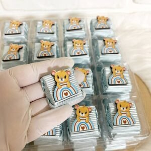 50 Adet (yaklaşık 1 Kg) Mavi Gökkuşağında Ayıcık Temalı Ahşap Figürlü Erkek Bebek Hoşgeldin-Doğumgünü Hediyelik Kalın Madlen Çikolata