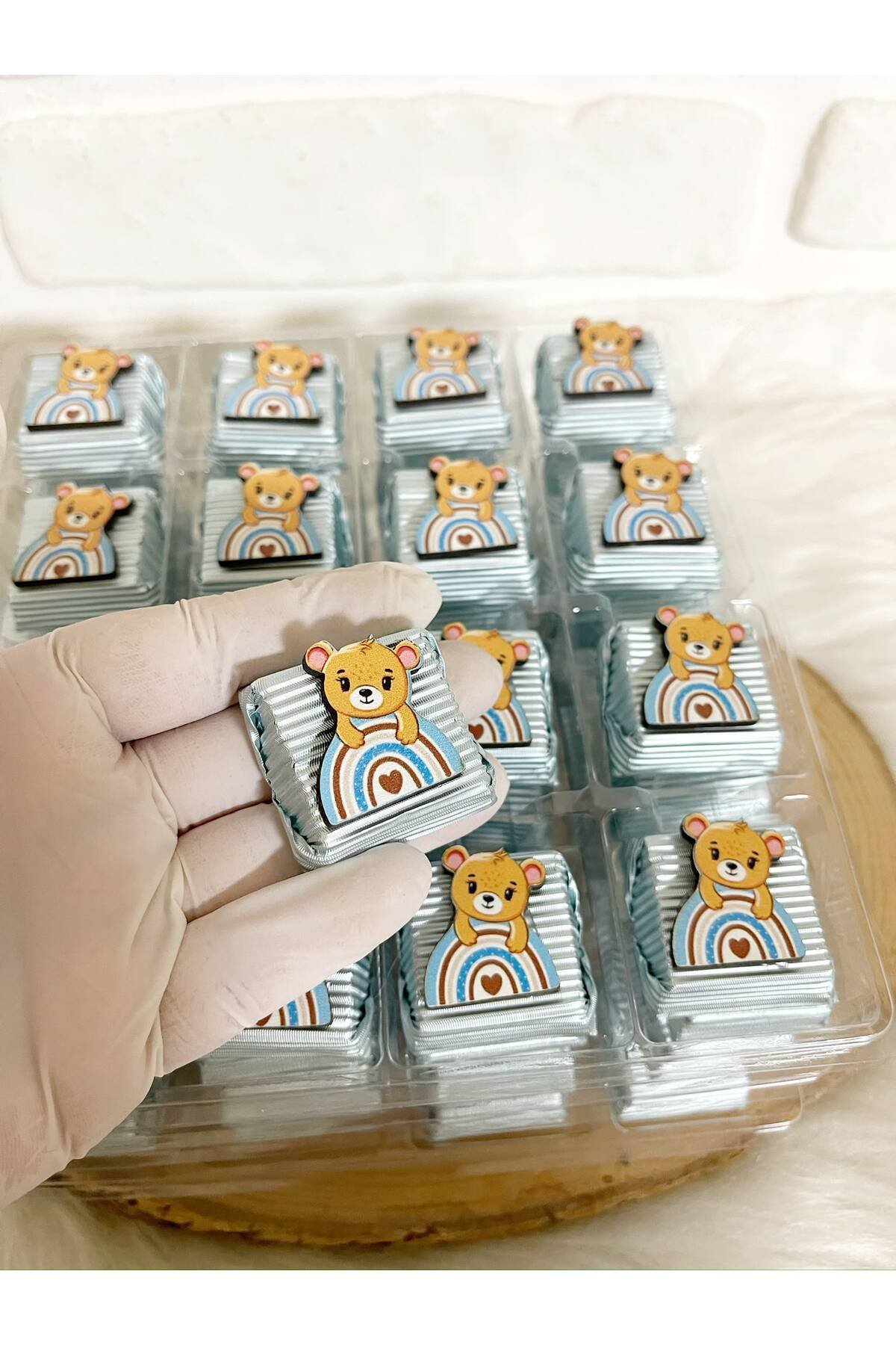 50 Adet (yaklaşık 1 Kg) Mavi Gökkuşağında Ayıcık Temalı Ahşap Figürlü Erkek Bebek Hoşgeldin-Doğumgünü Hediyelik Kalın Madlen Çikolata