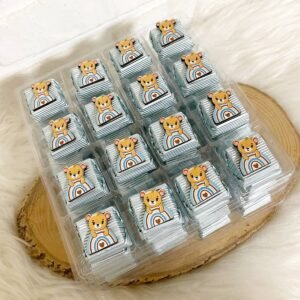 50 Adet (yaklaşık 1 Kg) Mavi Gökkuşağında Ayıcık Temalı Ahşap Figürlü Erkek Bebek Hoşgeldin-Doğumgünü Hediyelik Kalın Madlen Çikolata