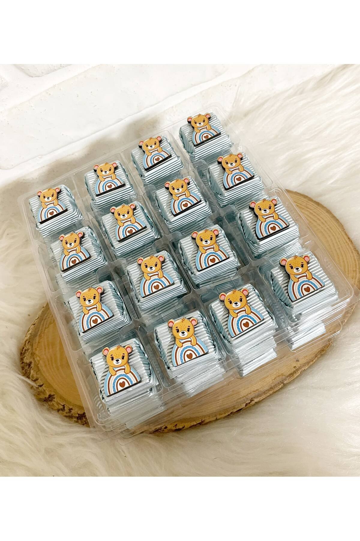 50 Adet (yaklaşık 1 Kg) Mavi Gökkuşağında Ayıcık Temalı Ahşap Figürlü Erkek Bebek Hoşgeldin-Doğumgünü Hediyelik Kalın Madlen Çikolata - Görsel 2