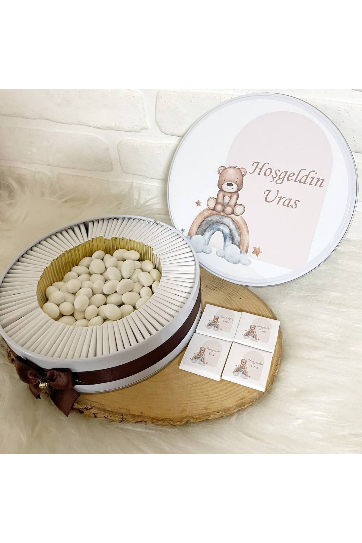 100 Adet+200 Gr Drajeli Gökkuşağında Oturan Ayıcık Temalı İsme Özel Hoşgeldin Erkek Bebek Hediyelik Çikolata
