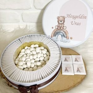 100 Adet+200 Gr Drajeli Gökkuşağında Oturan Ayıcık Temalı İsme Özel Hoşgeldin Erkek Bebek Hediyelik Çikolata