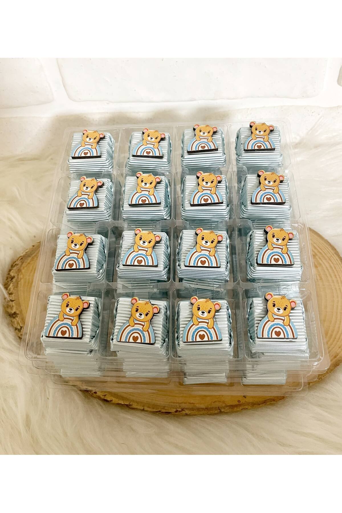50 Adet (yaklaşık 1 Kg) Mavi Gökkuşağında Ayıcık Temalı Ahşap Figürlü Erkek Bebek Hoşgeldin-Doğumgünü Hediyelik Kalın Madlen Çikolata - Görsel 3