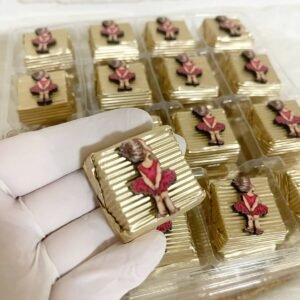 50 Adet (yaklaşık 1 Kg) Kız Çocuk Temalı Ahşap Figürlü Kız Bebek Hoşgeldin-Doğumgünü Hediyelik Kalın Madlen Çikolata