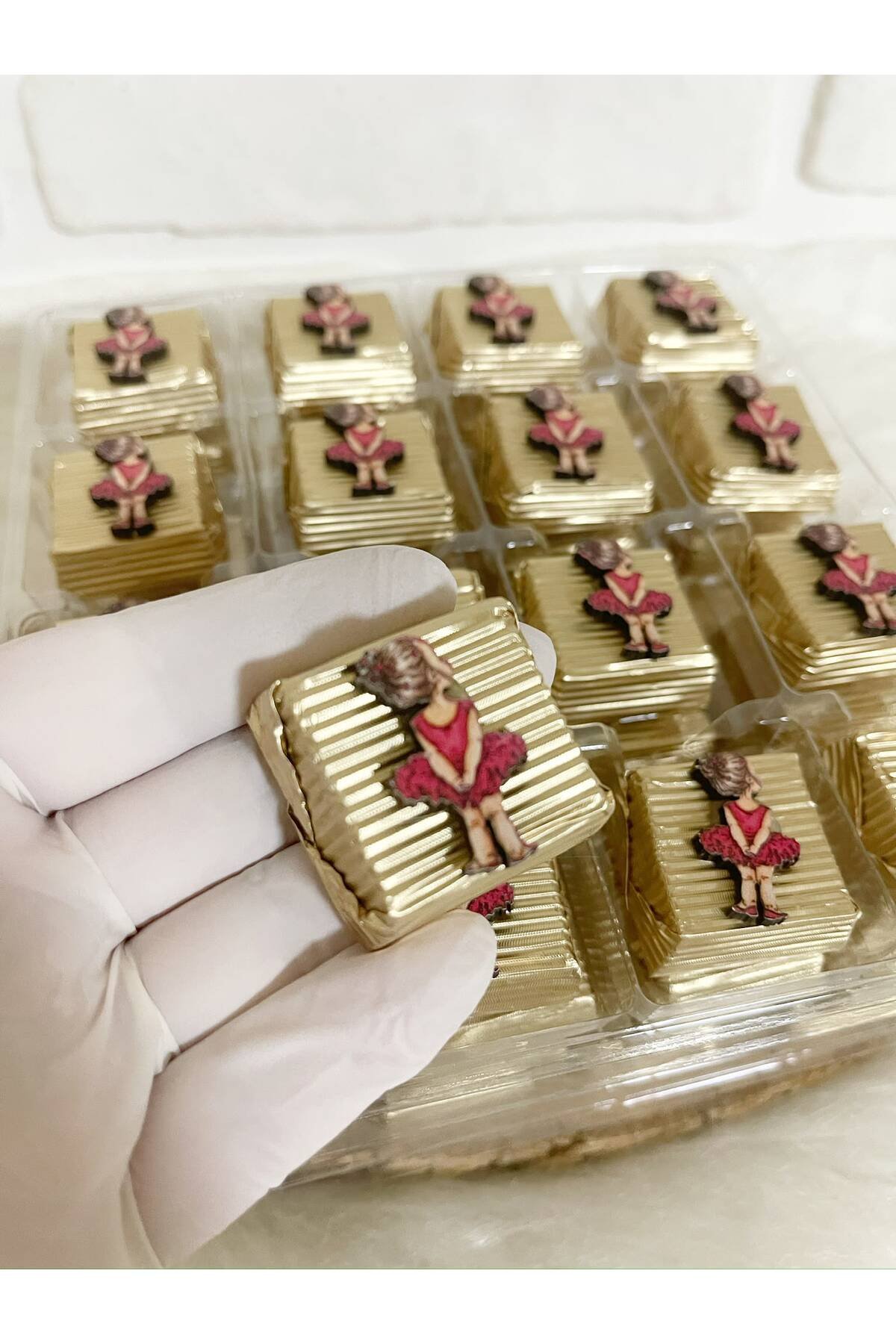50 Adet (yaklaşık 1 Kg) Kız Çocuk Temalı Ahşap Figürlü Kız Bebek Hoşgeldin-Doğumgünü Hediyelik Kalın Madlen Çikolata
