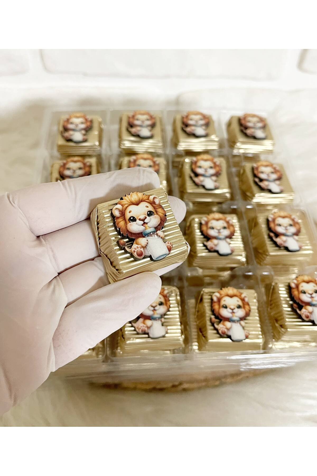 50 Adet (yaklaşık 1 Kg) Biberonlu Aslancık Ahşap Figürlü Erkek Bebek Hoşgeldin-Doğumgünü Hediyelik Kalın Madlen Çikolata