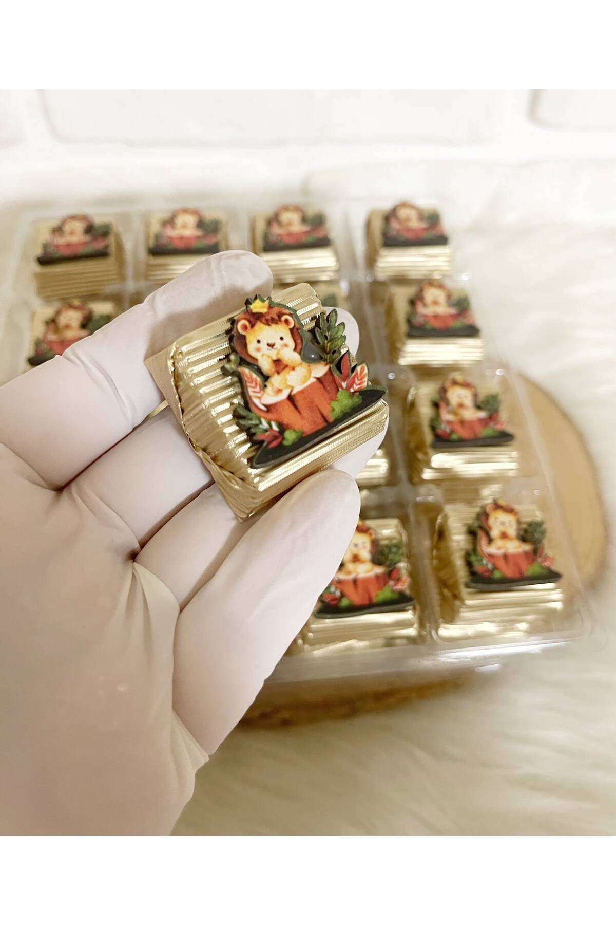 50 Adet (yaklaşık 1 Kg) Yapraklı Aslancık Ahşap Figürlü Erkek Bebek Hoşgeldin-Doğumgünü Hediyelik Kalın Madlen Çikolata