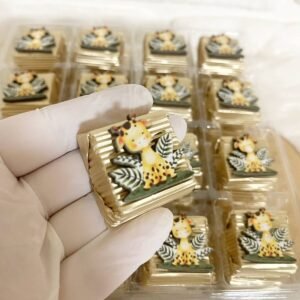 50 Adet (yaklaşık 1 Kg) Zürafa Temalı Ahşap Figürlü Erkek Bebek Hoşgeldin-Doğumgünü Hediyelik Kalın Madlen Çikolata