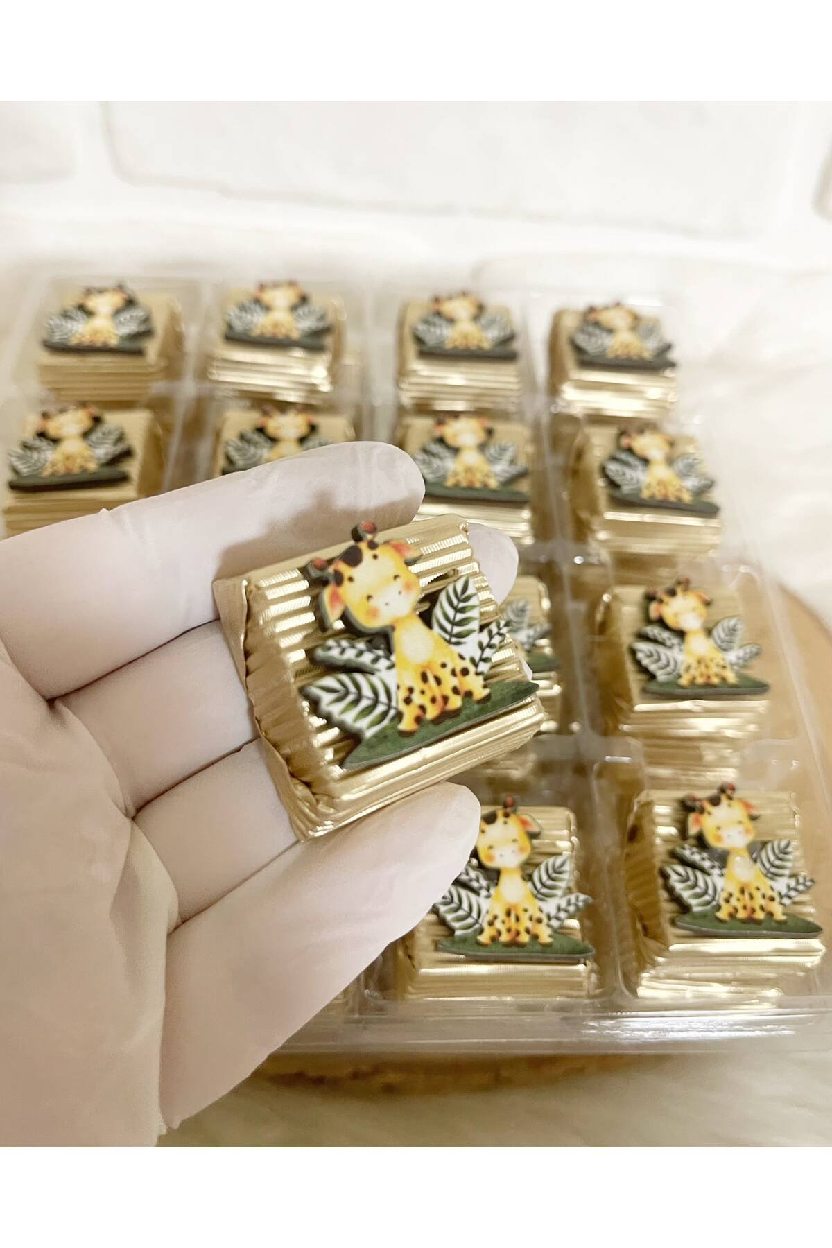 50 Adet (yaklaşık 1 Kg) Zürafa Temalı Ahşap Figürlü Erkek Bebek Hoşgeldin-Doğumgünü Hediyelik Kalın Madlen Çikolata