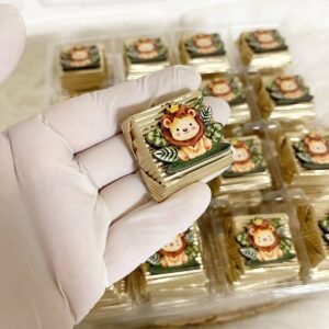 50 Adet (yaklaşık 1 Kg) Yeşil Yapraklı Aslan Ahşap Figürlü Erkek Bebek Hoşgeldin-Doğumgünü Hediyelik Kalın Madlen Çikolata