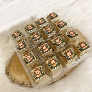 50 Adet (yaklaşık 1 Kg) Yeşil Yapraklı Aslan Ahşap Figürlü Erkek Bebek Hoşgeldin-Doğumgünü Hediyelik Kalın Madlen Çikolata