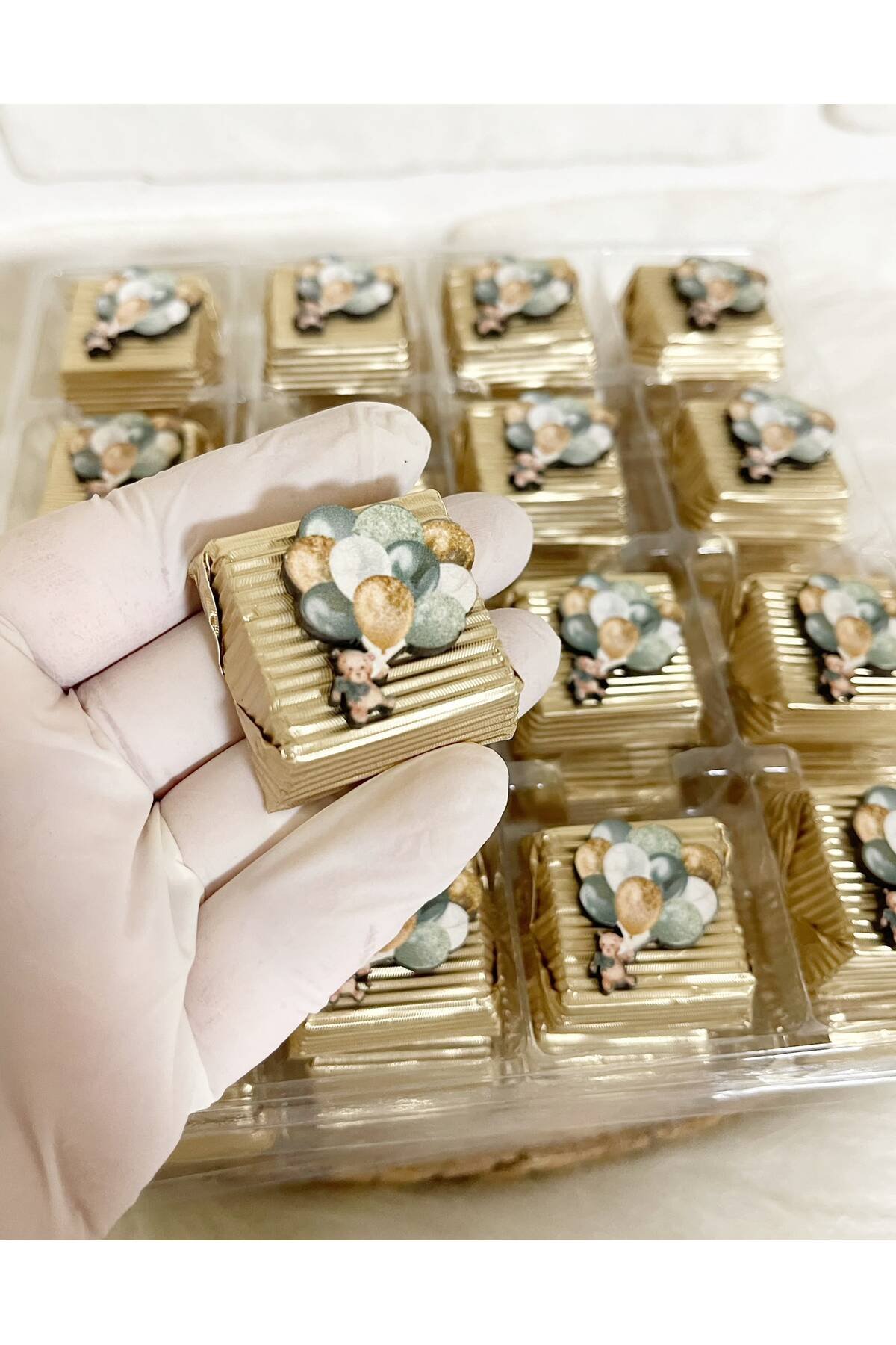 50 Adet (yaklaşık 1 Kg) Gold Balonlu Ayıcık Ahşap Figürlü Erkek Bebek Hoşgeldin-Doğumgünü Hediyelik Kalın Madlen Çikolata