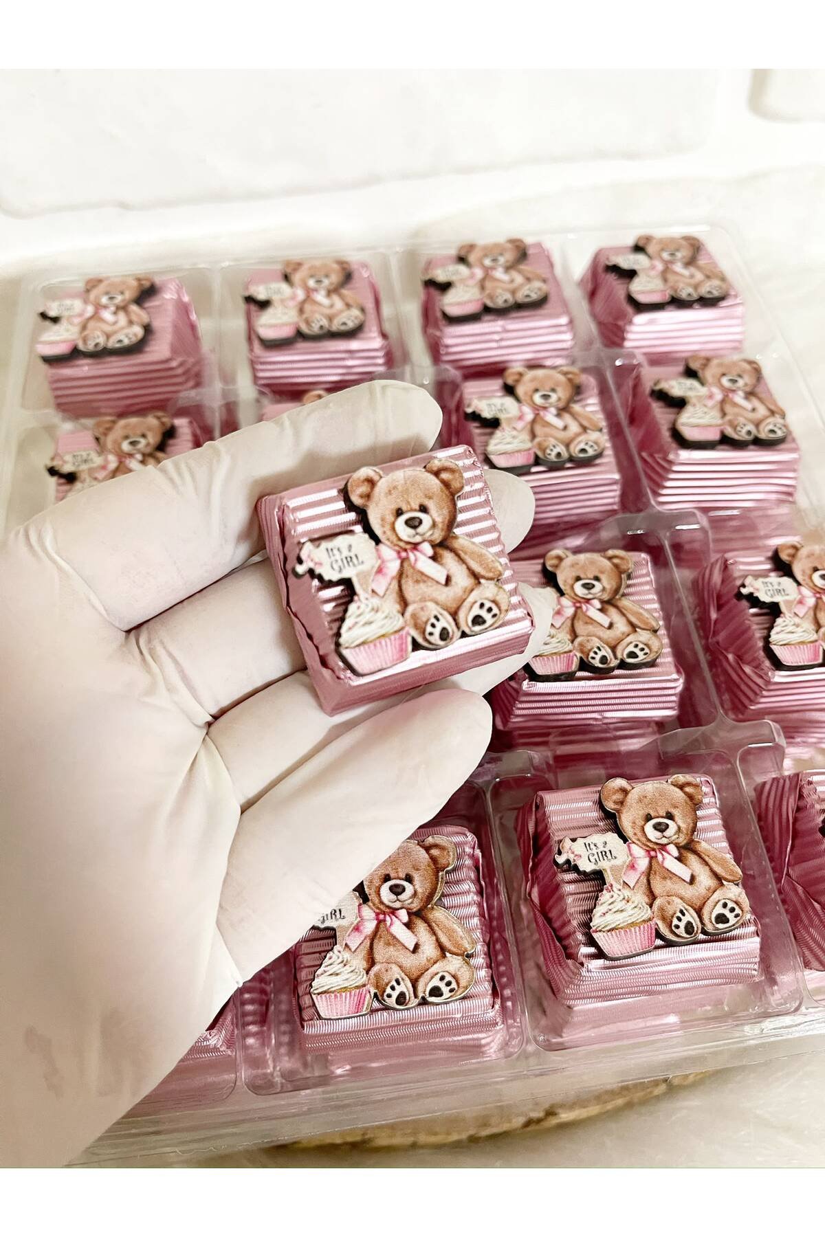 50 Adet (yaklaşık 1 Kg) Pembe Oturan Ayıcık Ahşap Figürlü Kız Bebek Hoşgeldin-Doğumgünü Hediyelik Kalın Madlen Çikolata