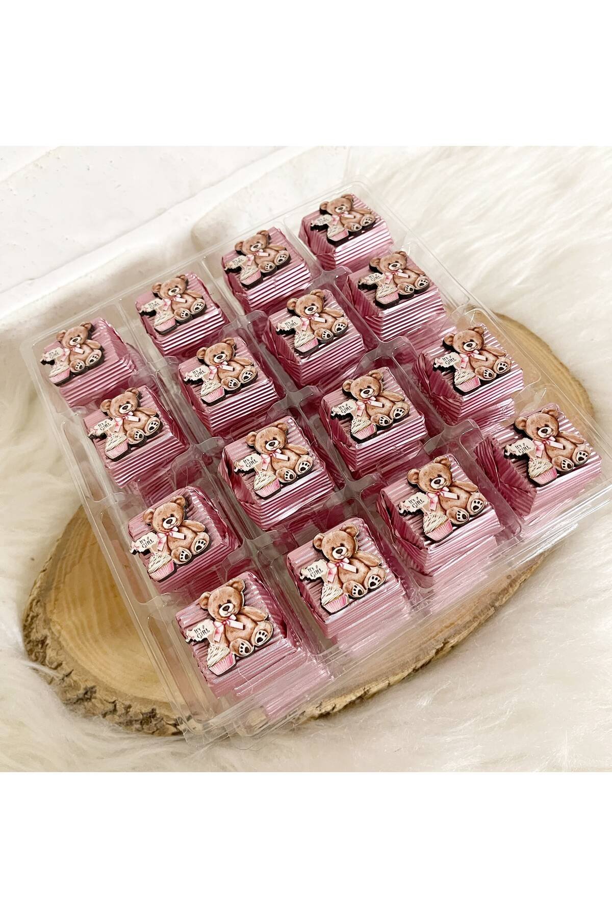50 Adet (yaklaşık 1 Kg) Pembe Oturan Ayıcık Ahşap Figürlü Kız Bebek Hoşgeldin-Doğumgünü Hediyelik Kalın Madlen Çikolata - Görsel 2