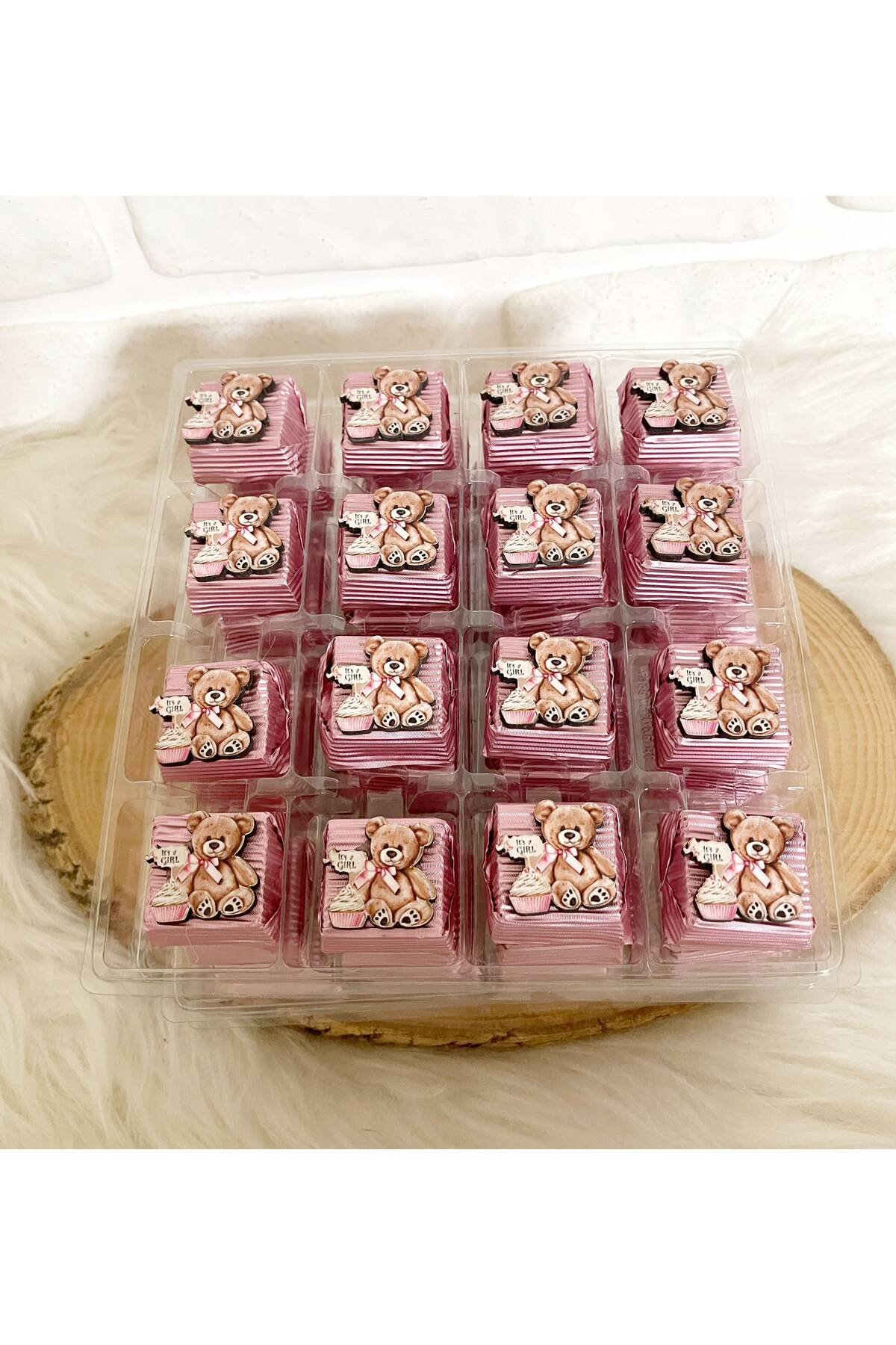 50 Adet (yaklaşık 1 Kg) Pembe Oturan Ayıcık Ahşap Figürlü Kız Bebek Hoşgeldin-Doğumgünü Hediyelik Kalın Madlen Çikolata - Görsel 3