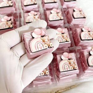 50 Adet (yaklaşık 1 Kg) Pembe Gökkuşağında Balonlu Ayıcık Ahşap Figürlü Kız Bebek Hoşgeldin-Doğumgünü Hediyelik Kalın Madlen Çikolata