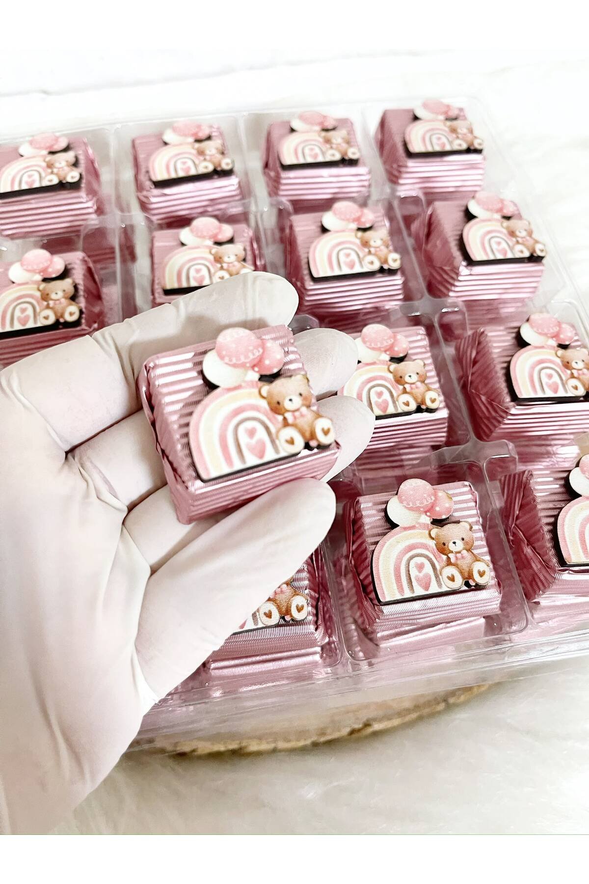 50 Adet (yaklaşık 1 Kg) Pembe Gökkuşağında Balonlu Ayıcık Ahşap Figürlü Kız Bebek Hoşgeldin-Doğumgünü Hediyelik Kalın Madlen Çikolata