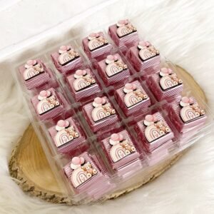 50 Adet (yaklaşık 1 Kg) Pembe Gökkuşağında Balonlu Ayıcık Ahşap Figürlü Kız Bebek Hoşgeldin-Doğumgünü Hediyelik Kalın Madlen Çikolata