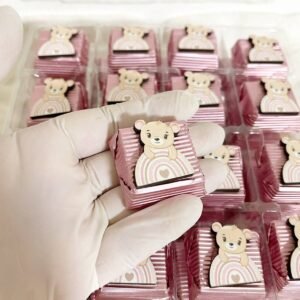 50 Adet (yaklaşık 1 Kg) Pembe Gökkuşağında Ayıcık Ahşap Figürlü Kız Bebek Hoşgeldin-Doğumgünü Hediyelik Kalın Madlen Çikolata