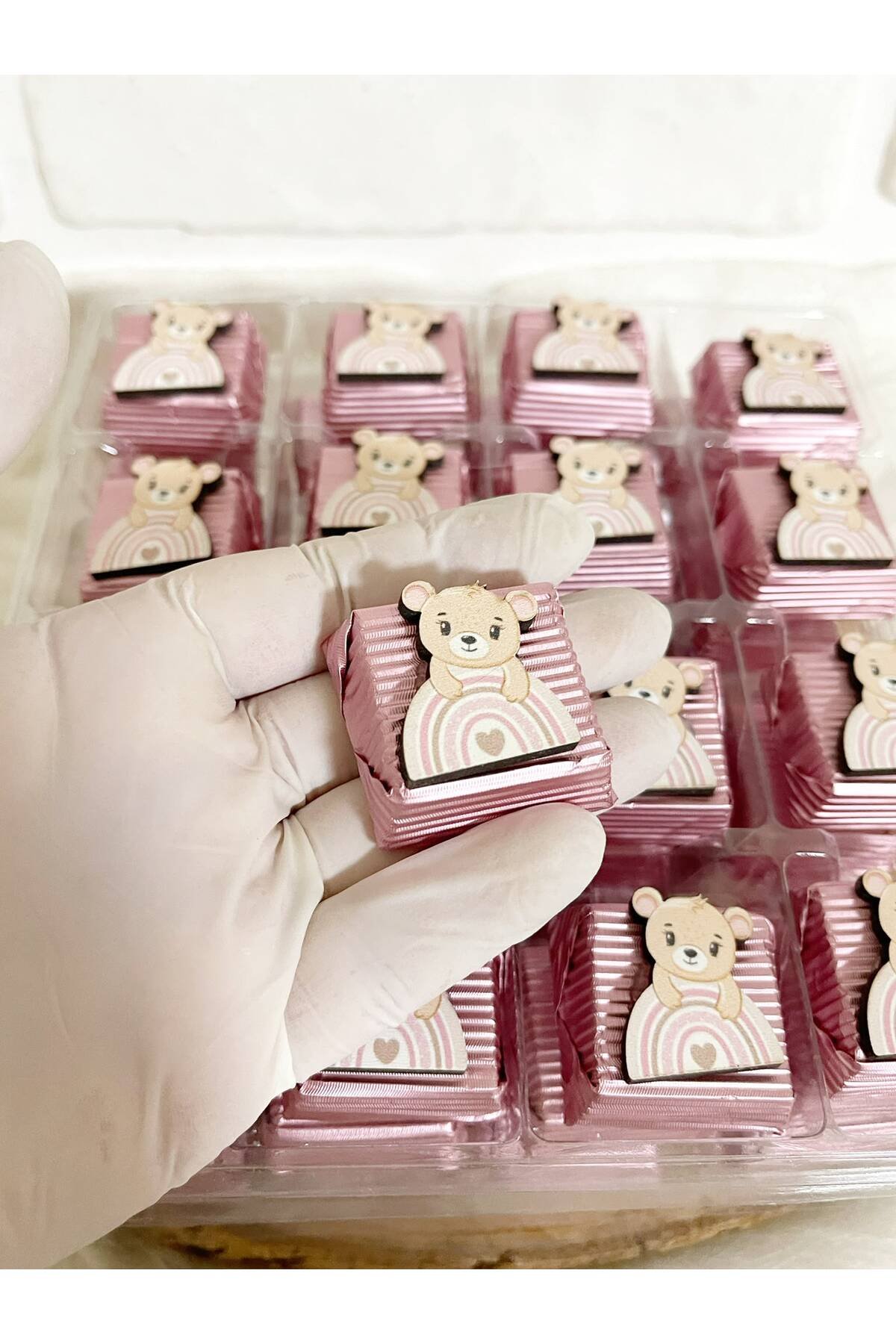 50 Adet (yaklaşık 1 Kg) Pembe Gökkuşağında Ayıcık Ahşap Figürlü Kız Bebek Hoşgeldin-Doğumgünü Hediyelik Kalın Madlen Çikolata