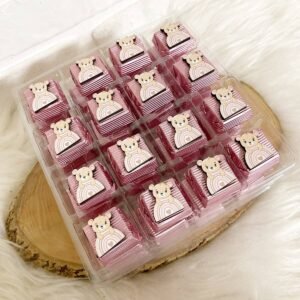 50 Adet (yaklaşık 1 Kg) Pembe Gökkuşağında Ayıcık Ahşap Figürlü Kız Bebek Hoşgeldin-Doğumgünü Hediyelik Kalın Madlen Çikolata