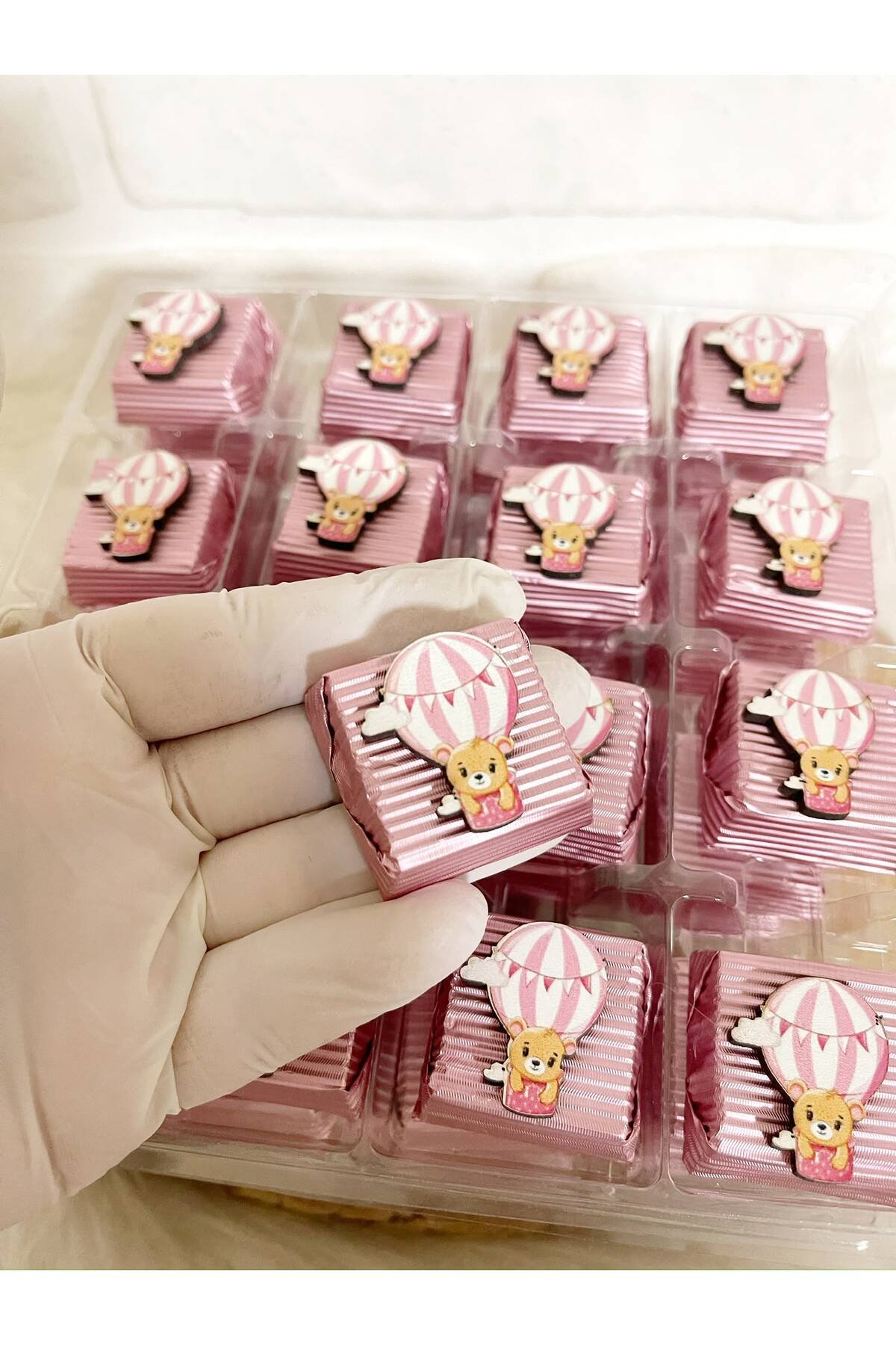 50 Adet (yaklaşık 1 Kg) Pembe Uçan Balonlu Ayıcık Ahşap Figürlü Kız Bebek Hoşgeldin-Doğumgünü Kalın Madlen
