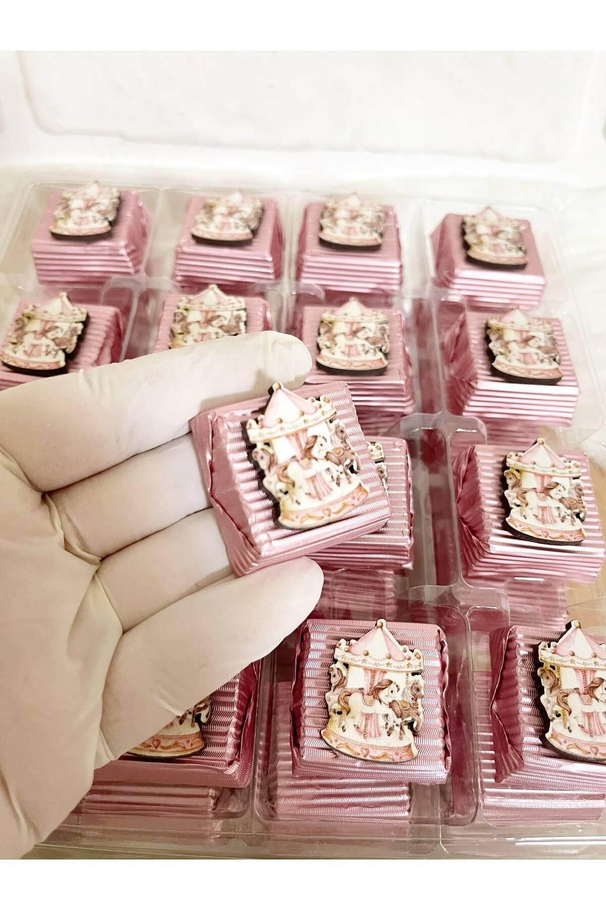 50 Adet (yaklaşık 1 Kg) Pembe Atlı Karınca Temalı Ahşap Figürlü Kız Bebek Hoşgeldin-Doğumgünü Kalın Madlen