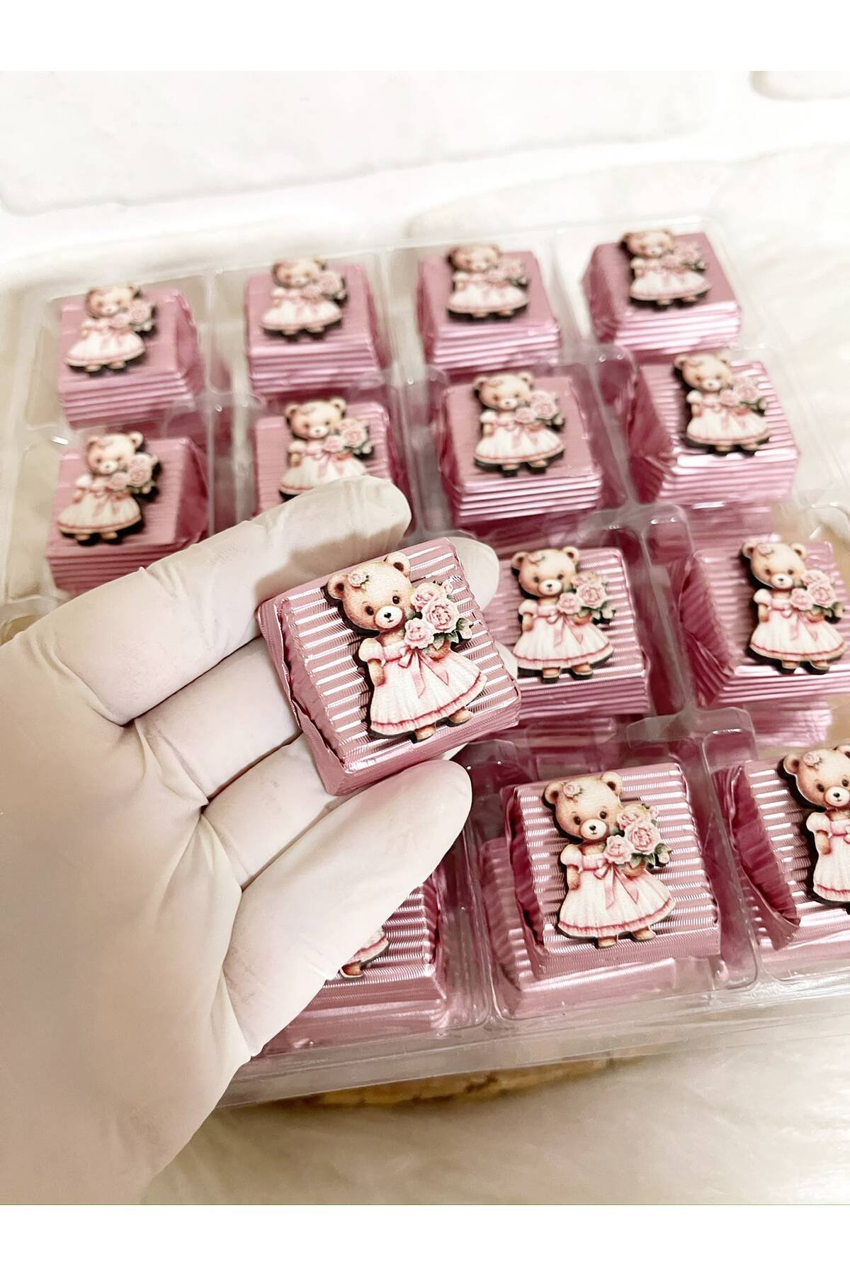 50 Adet (yaklaşık 1 Kg) Pembe Ayıcık Temalı Ahşap Figürlü Kız Bebek Hoşgeldin-Doğumgünü Kalın Madlen