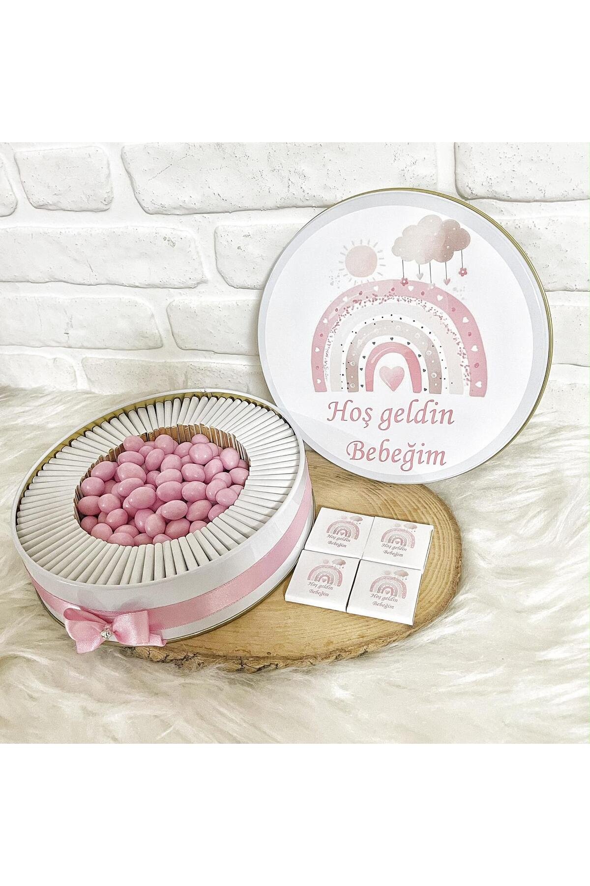 50 Adet + 200 Gram Draje Pudra Bulutlu Gökkusağı Temalı İsme Özel Hoşgeldin Kız Bebek Hediyelik Çikolata