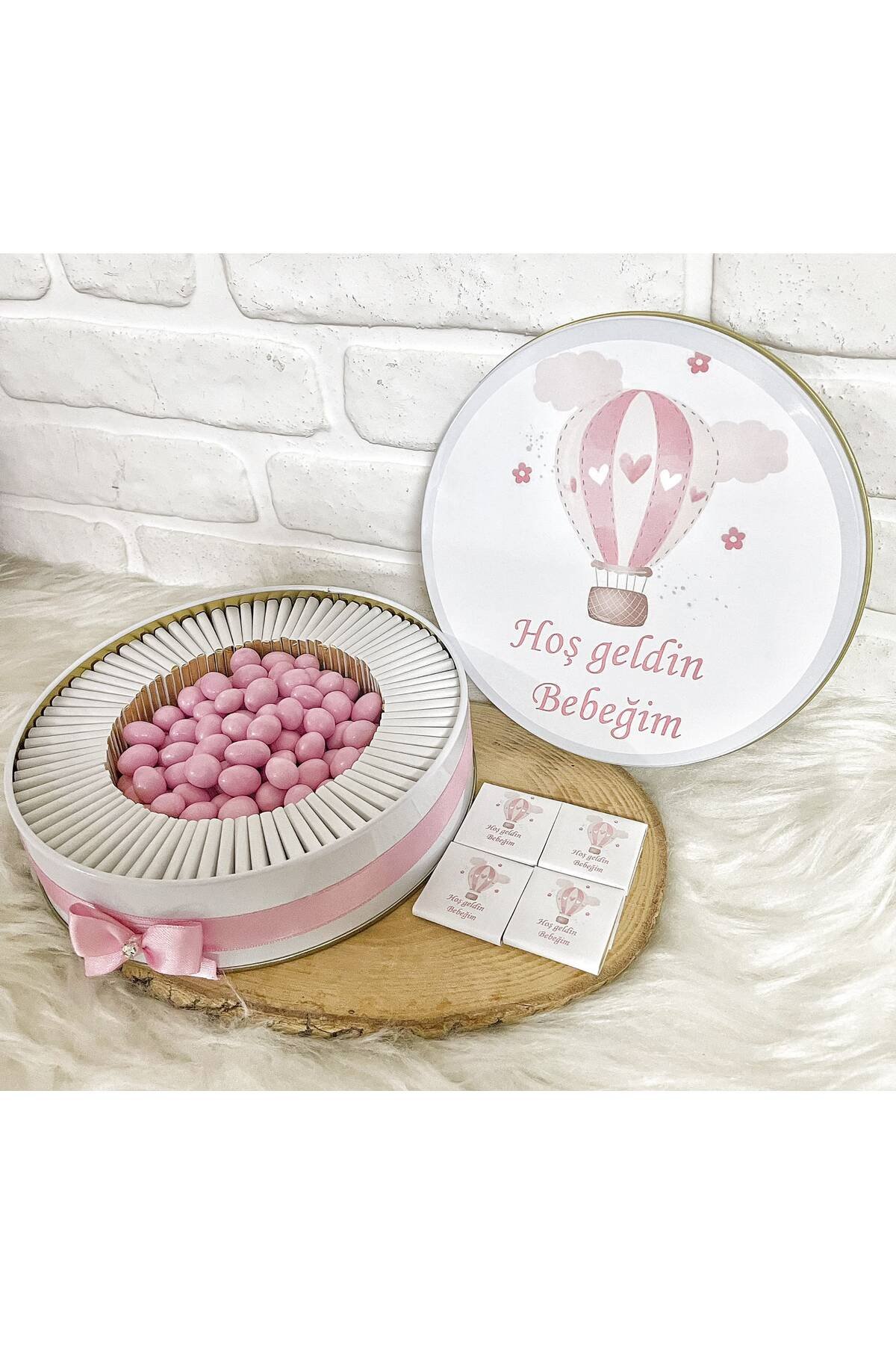 50 Adet + 200 Gram Draje Pembe Uçan Balon Temalı İsme Özel Hoşgeldin Kız Bebek Hediyelik Çikolata