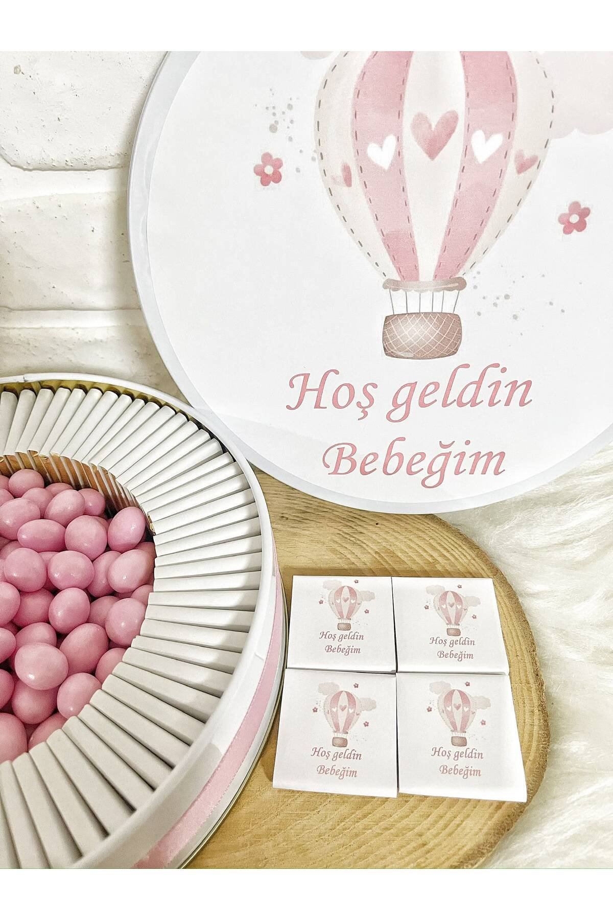 50 Adet + 200 Gram Draje Pembe Uçan Balon Temalı İsme Özel Hoşgeldin Kız Bebek Hediyelik Çikolata - Görsel 3