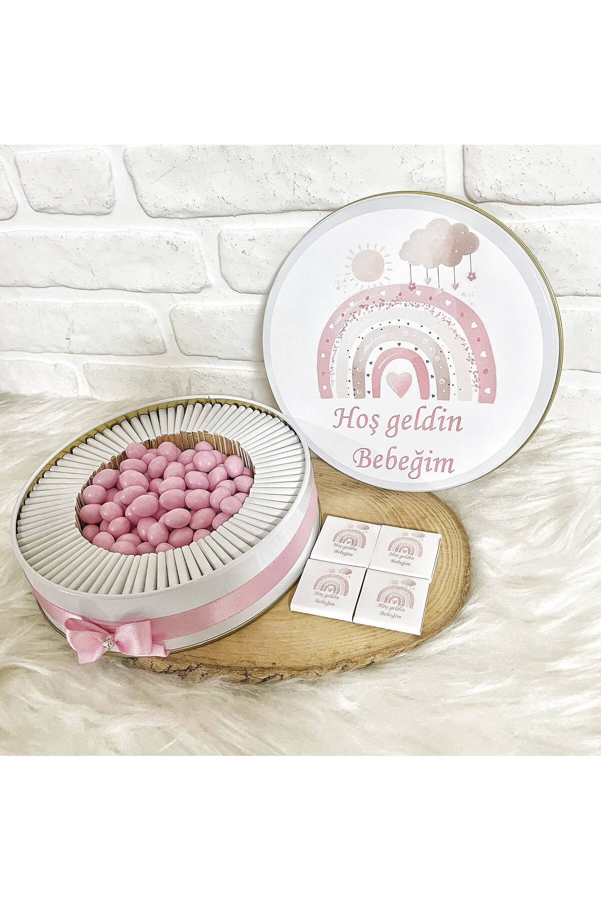 80 Adet +200 Gram Draje Pudra Bulutlu Gökkusağı Temalı İsme Özel Hoşgeldin Kız Bebek Hediyelik Çikolata