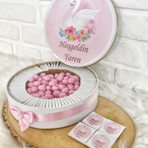 150 Adet+200 Gr Drajeli Kuğu Temalı İsme Özel Kız Bebek Hoşgeldin Doğumgünü Hediyelik Çikolata